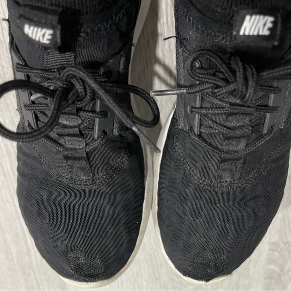 71/2 black and white Nike in used condition but still have life - Picture 1 of 5